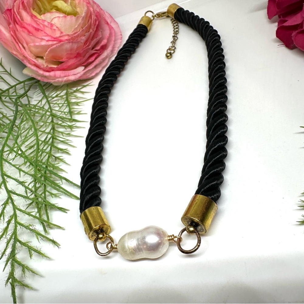 VINTAGE⚜️Silk Choker With Genuine Freshwater Pearl - Picture 3 of 6